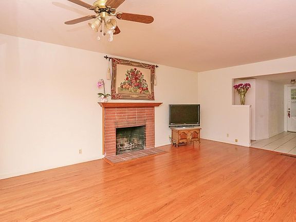 3rd image of 810 College Dr