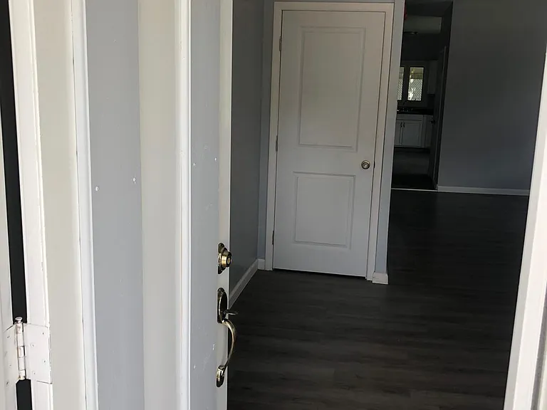 673 N Laurel St — Photo 2