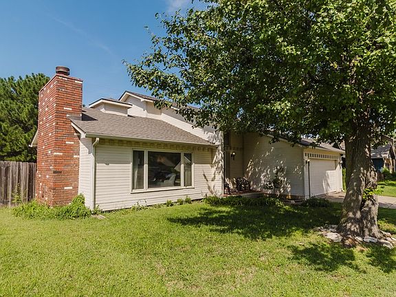 2nd image of 924 W Cedarwood Ct