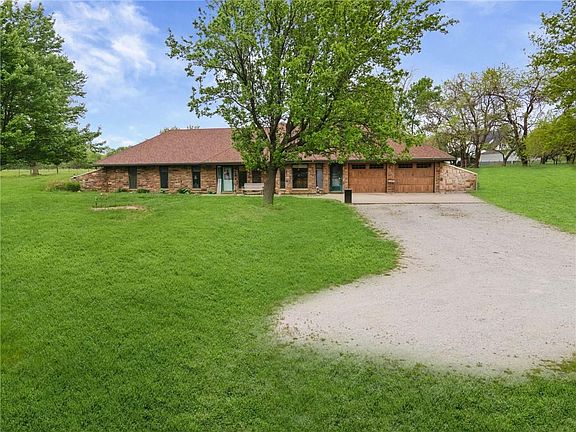 4th image of 4021 Country Squire Rd