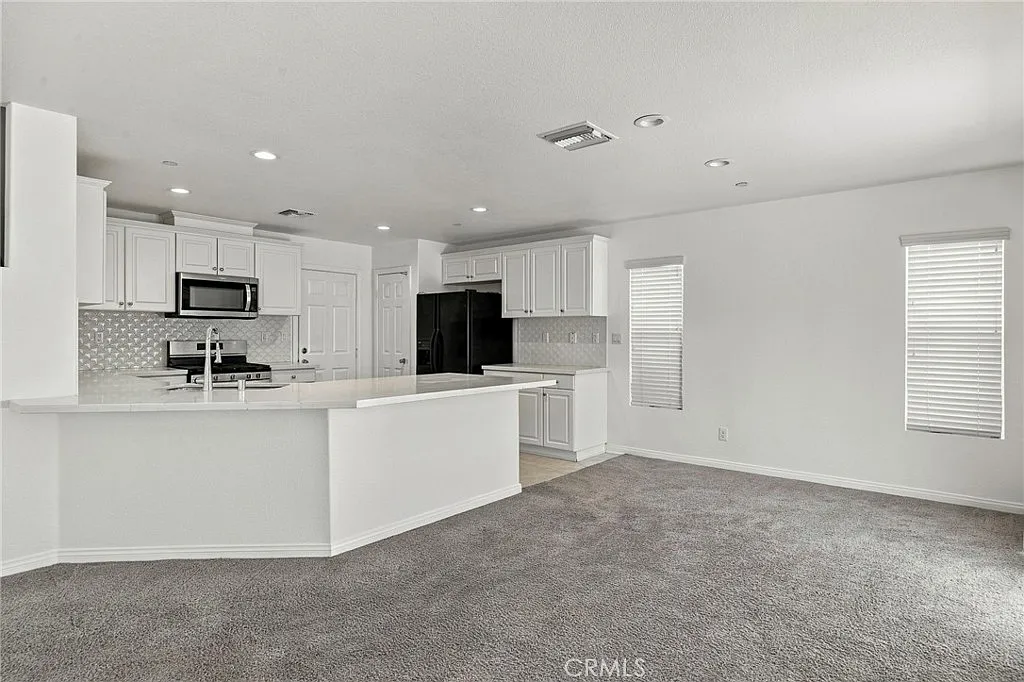 4 bed, 2.5 bath, 1869 sqft, $3,800 — Photo 4