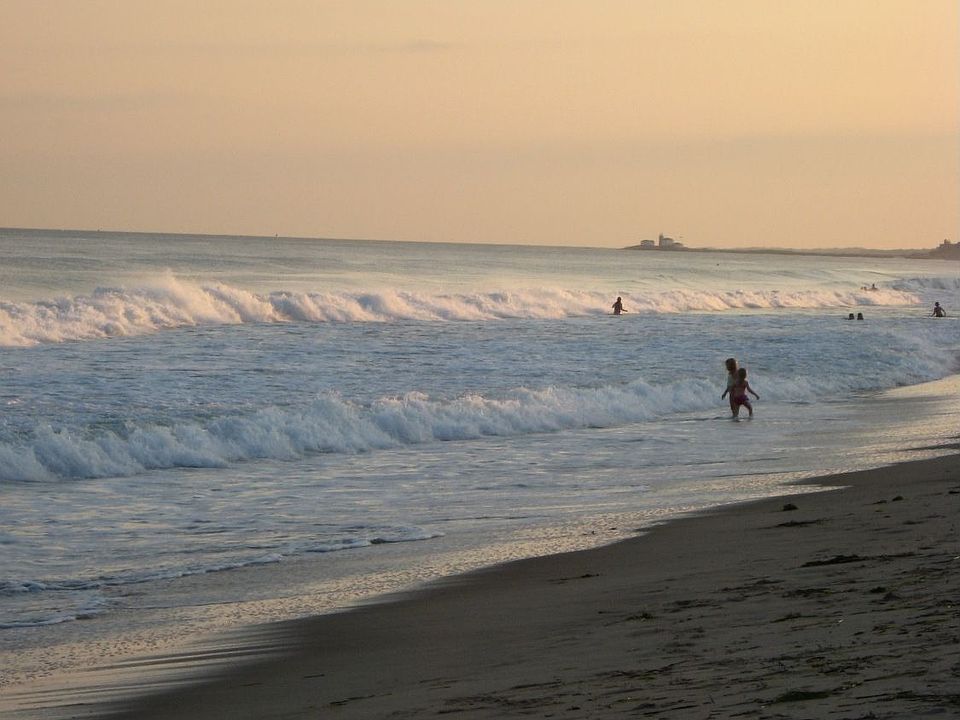 Misquamicut & Westerly Town Beach less than a mile away, 5 minutes by car