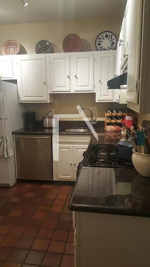 Charming 4 Bedroom-No Broker Fee — Photo 4