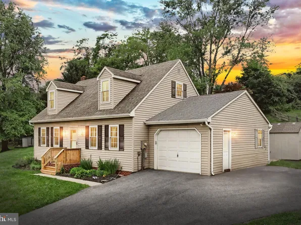 26 Hillside Ter, Glen Rock, PA 17327