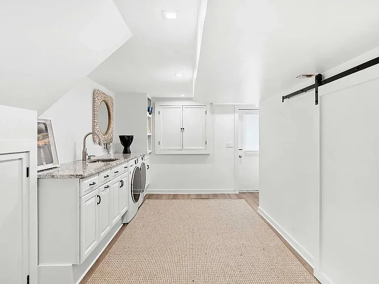 392 N Magee St — Photo 17