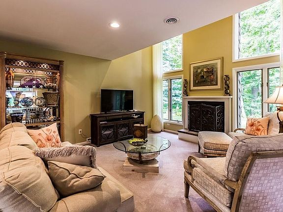3rd image of 18 Jarvis Dr
