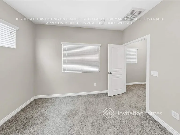 327 S Travis — Photo 10