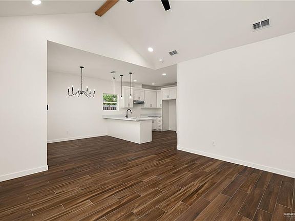 5th image of 604 Pecan Dr E