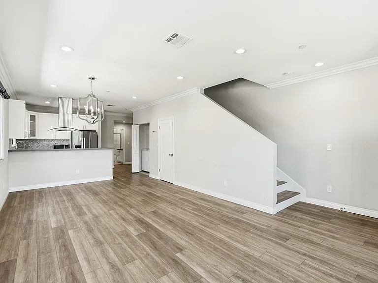 1822 S Harvard Blvd — Photo 15