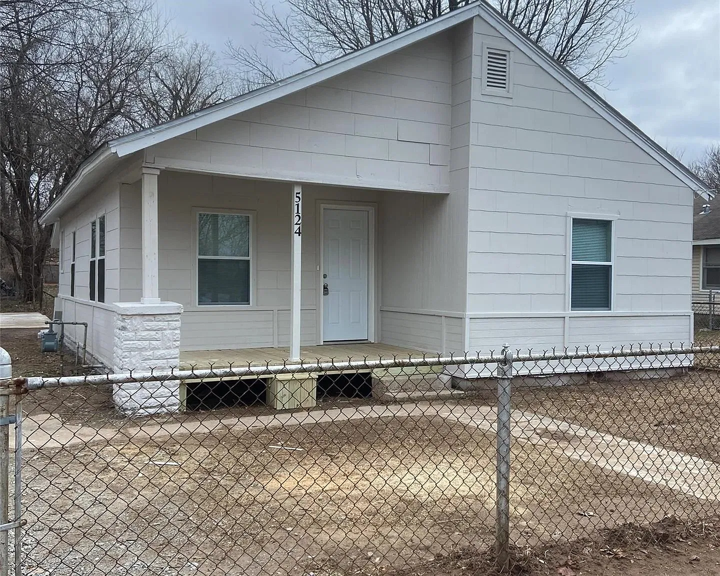 2 bed, 1.0 bath, 1057 sqft, $1,161 — Photo 1
