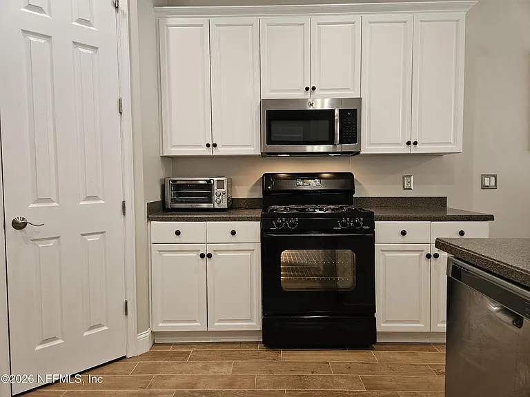 169 W Village Dr — Photo 10