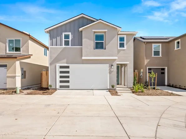 2120 N Autumnglo Dr, Fresno, CA 93727