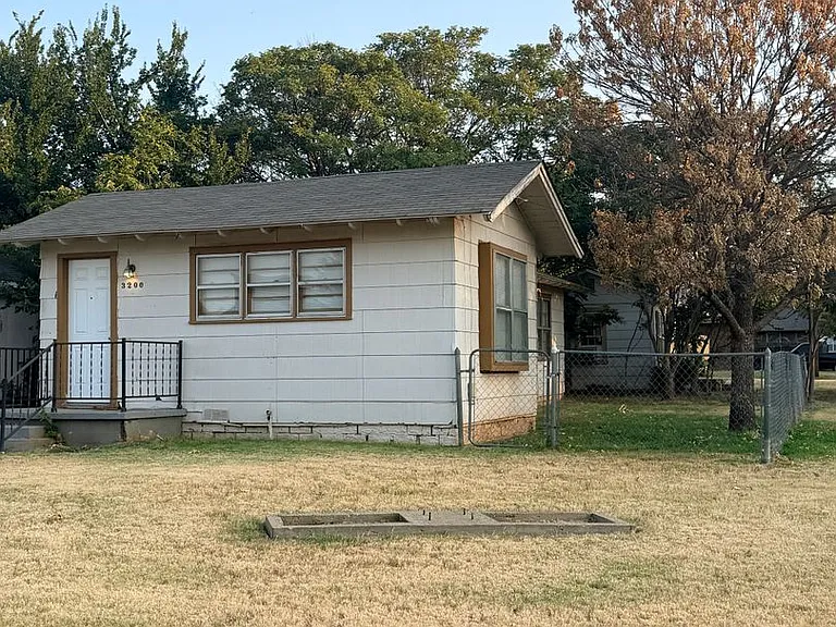 3200 Avenue R — Photo 1