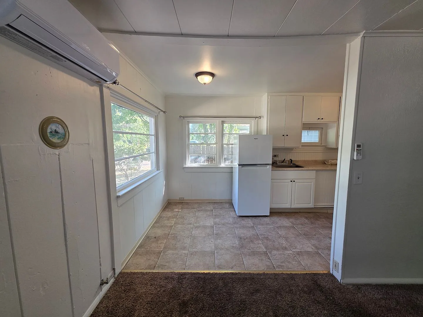 Cozy 2 Bed, 1 Bath Home in Grants Pass — Photo 3
