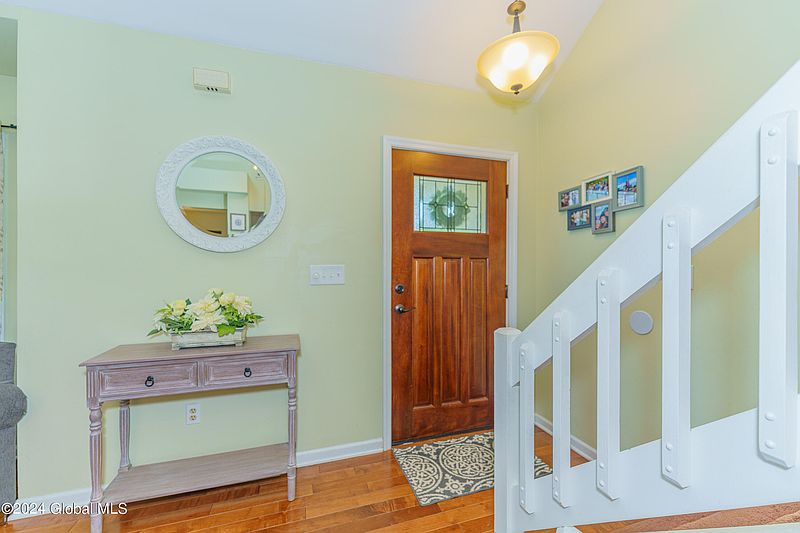 5th image of 18 Mapleridge Avenue