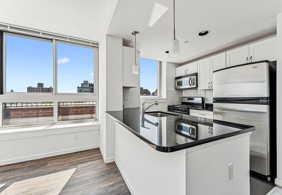 1st image of 229 Chrystie St #915B