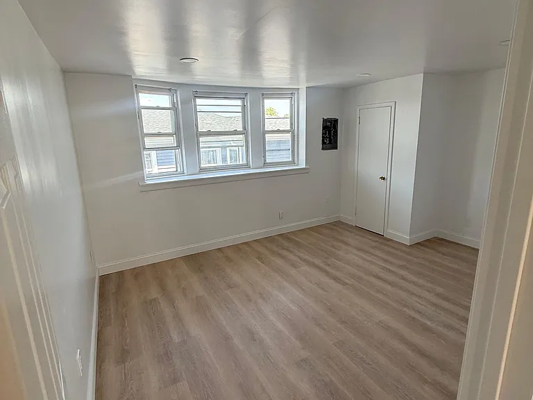 552 E 25th St #5 — Photo 1