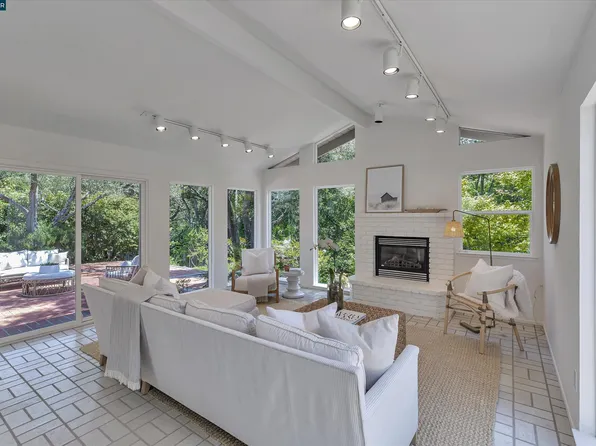 8 Stewart Ct, Moraga, CA 94556