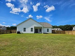 3 bed, 2.0 bath, 1802 sqft, $2,000 — Photo 2