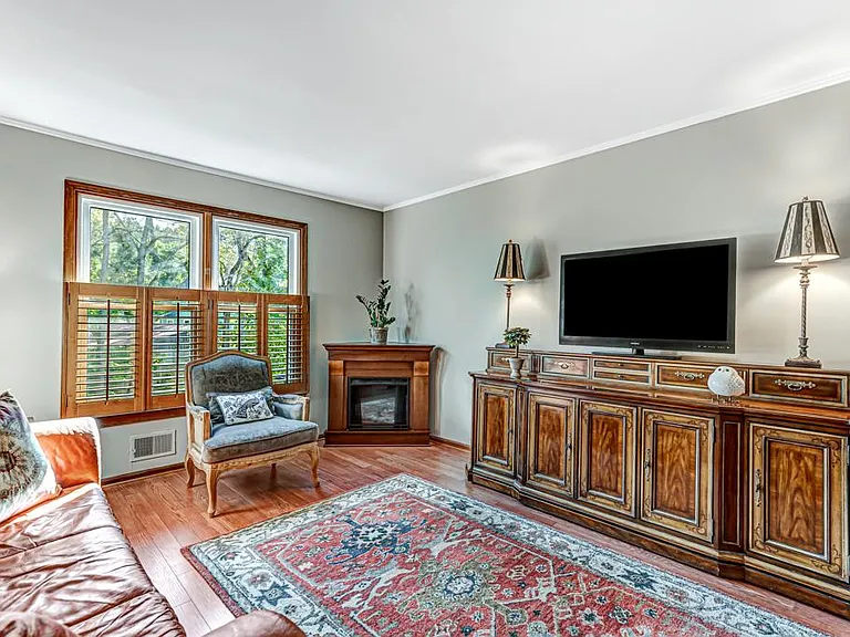 2 Colonial Ct — Photo 5