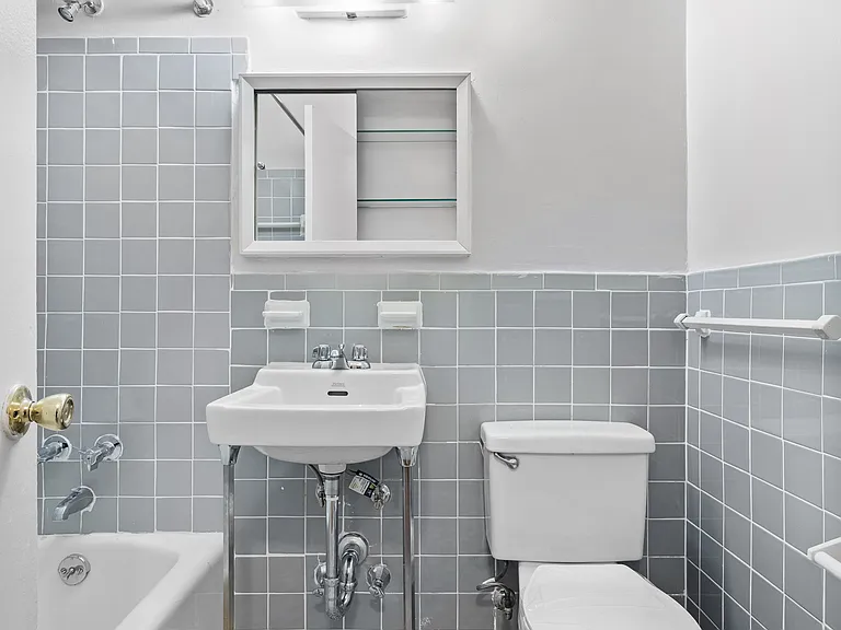 43-23 Colden St #11L — Photo 2