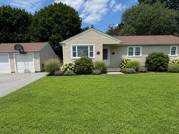 91 Pageotte St, Acushnet, MA 02743