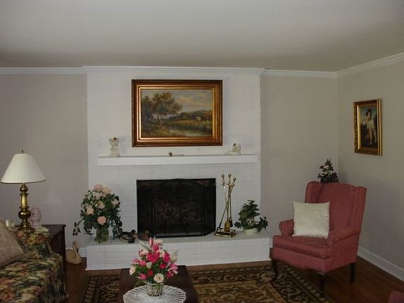 Cozy Fireplace in Liv.Rm.