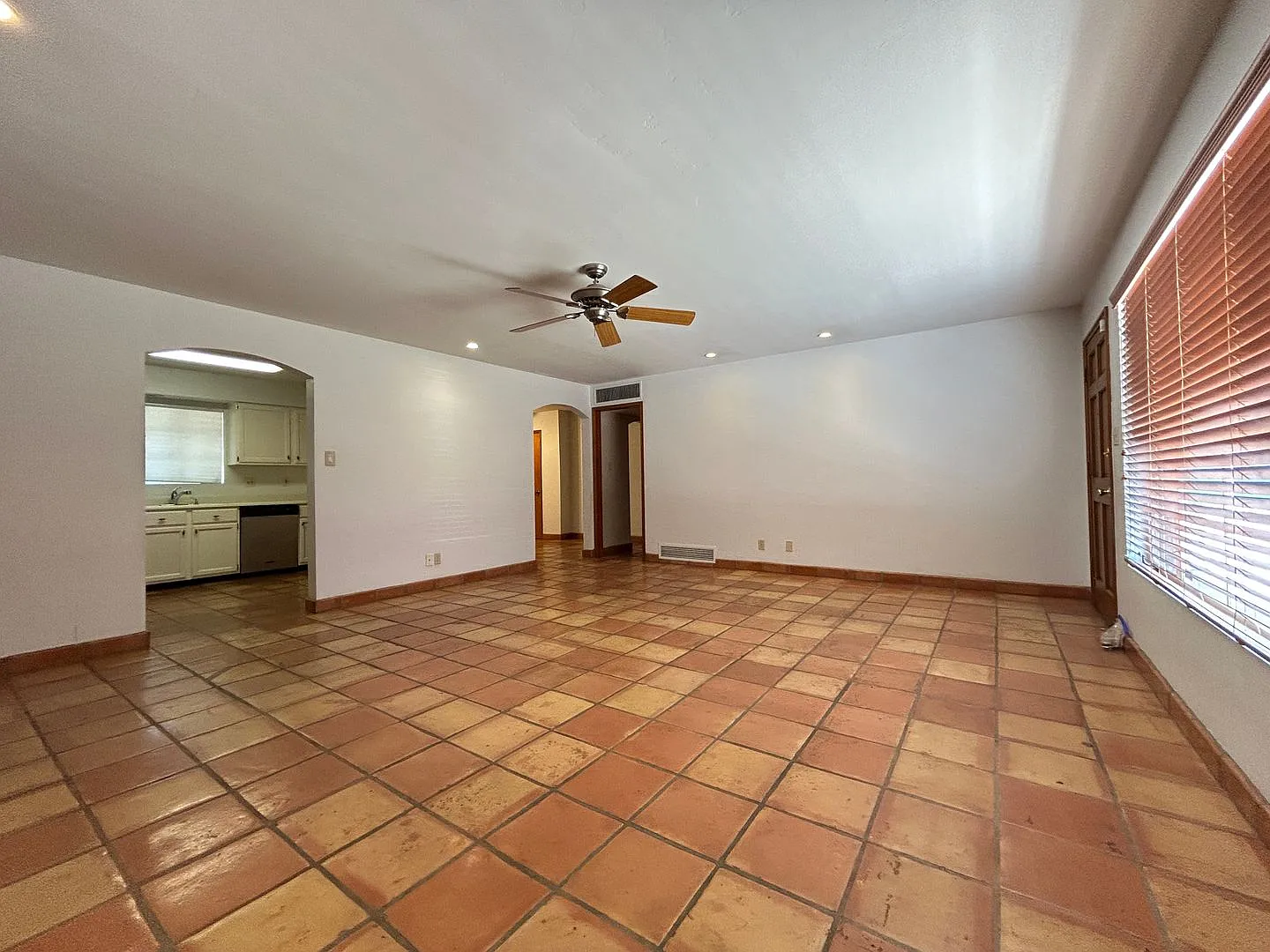 Beautiful Red Brick Home On A Large Cul-de-Sac Lot Near Camelback Road. — Photo 4