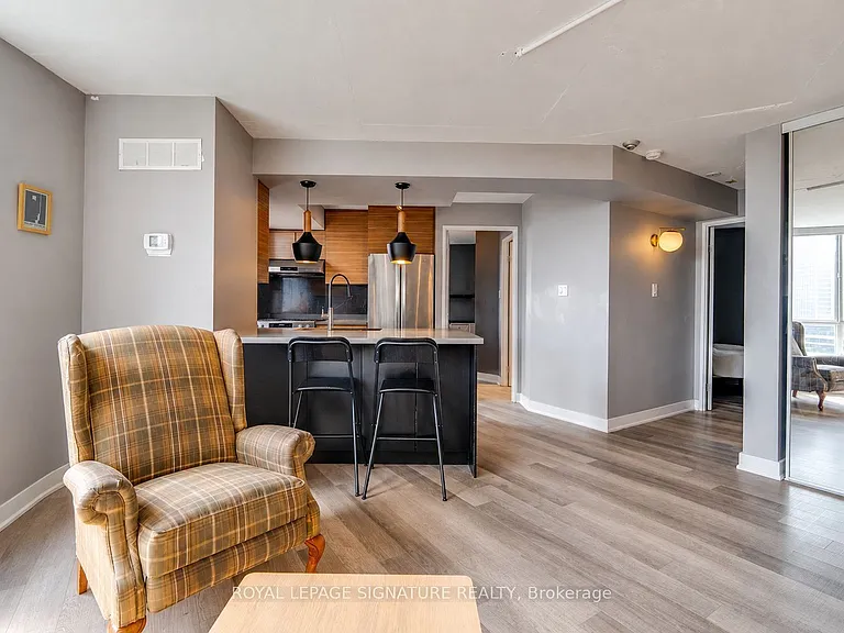 801 King St W #1113 — Photo 2