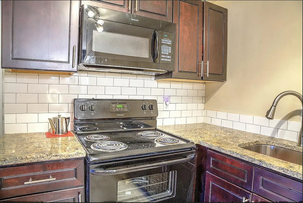 Building Photo - 5592 Pershing Ave #32