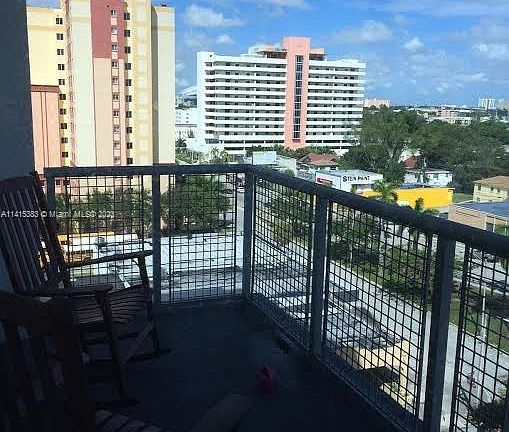 4th image of 10 SW South River Dr APT 813