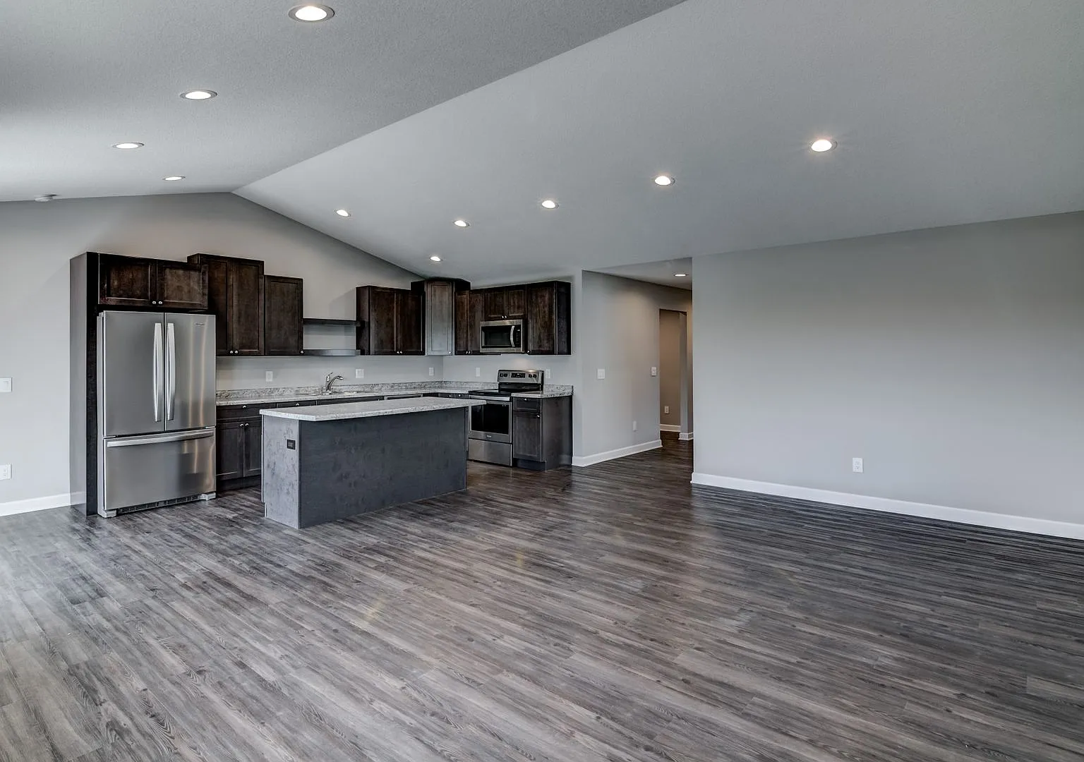 Convenient Location! 3 Bedroom Town Home — Photo 1