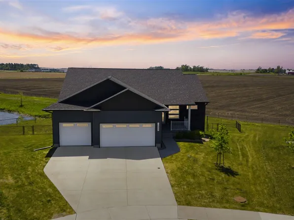 1555 Parker Ct, North Liberty, IA 52317