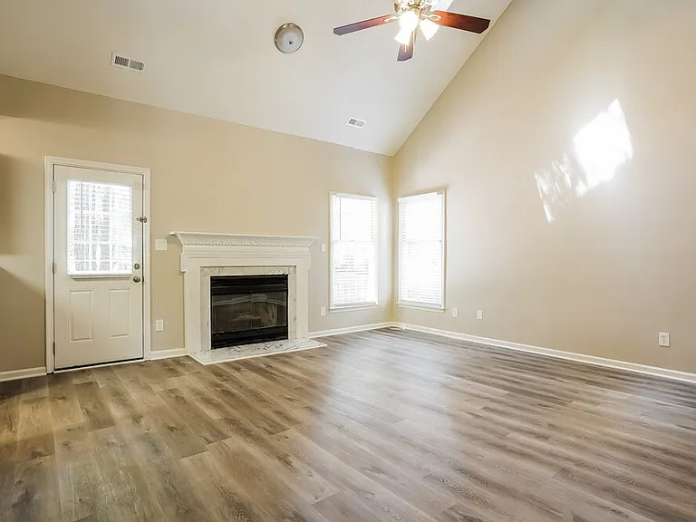 1011 Laurens Way — Photo 4