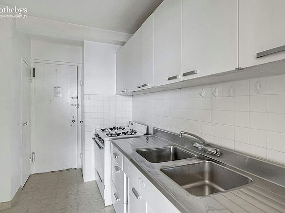 5th image of 1 Fordham Hill Oval APT 12C