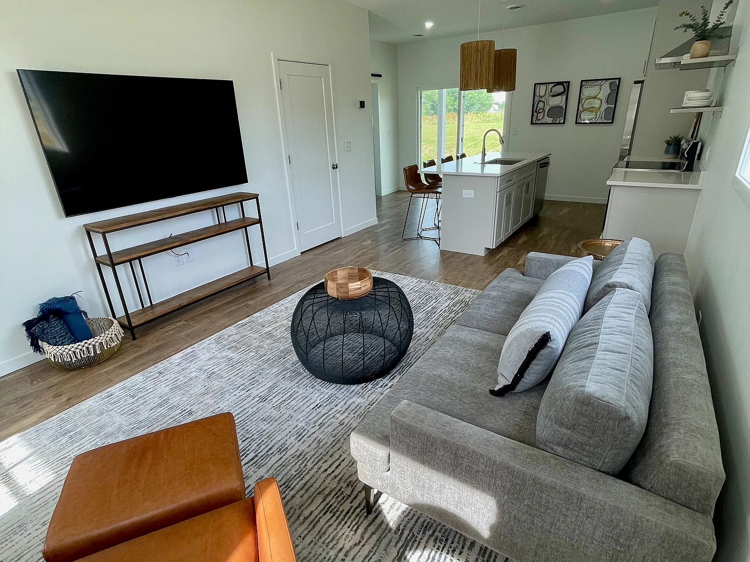 3 bed, 2.5 bath, 1235 sqft, $2,500 — Photo 3