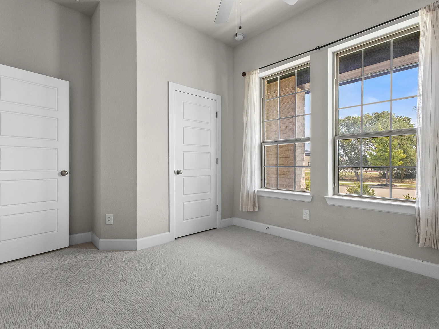 4 bed, 2430 sqft, $3,400 — Photo 4