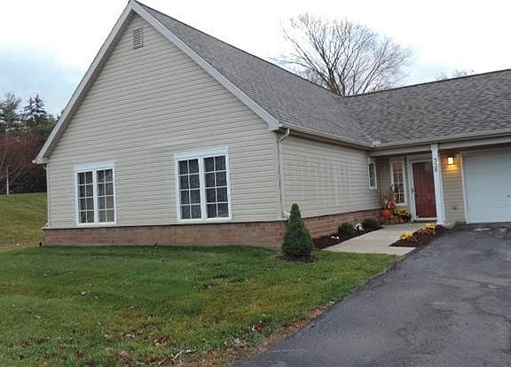 2nd image of 528 Lancaster Ct