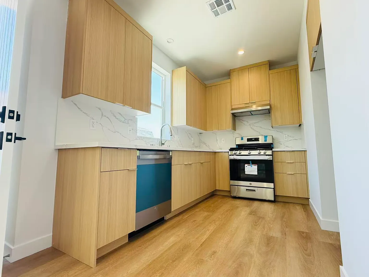 2 bed, 800 sqft, $2,400 — Photo 3