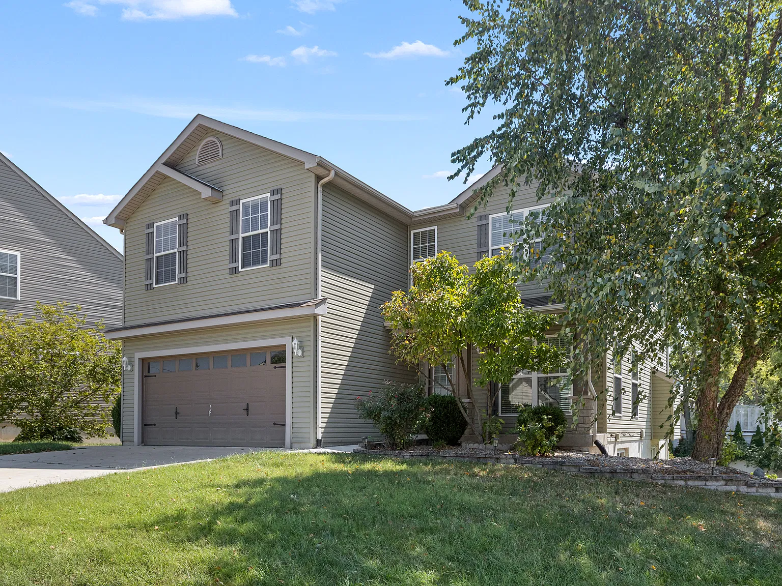 5 bed, 3200 sqft, $3,449 — Photo 3