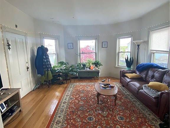 3rd image of 139 Sheldon St Floor 2