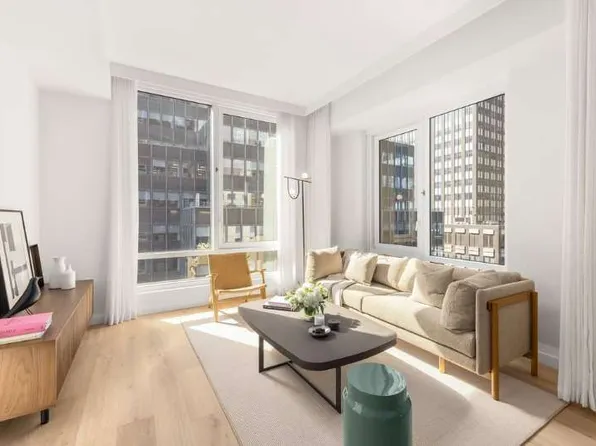 135 East 47th Street image 3 of 14