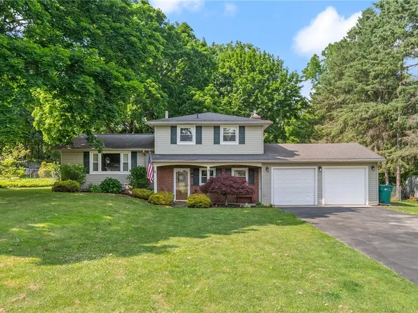 3 Francis Dr, Penfield, NY 14526