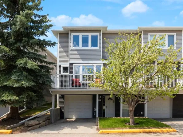 675 SW Regal Park NE, Calgary, AB T2E 0S6