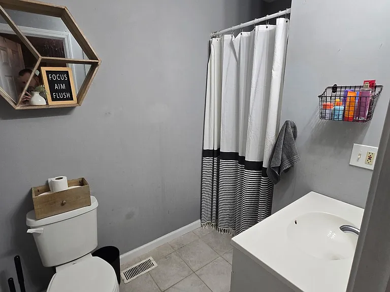 819 E College St — Photo 18