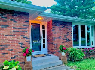 7 Greenbriar Dr, Jacksonville, IL 62650