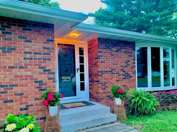 7 Greenbriar Dr, Jacksonville, IL 62650