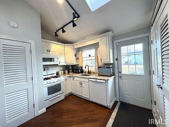 3rd image of 302 W New York St