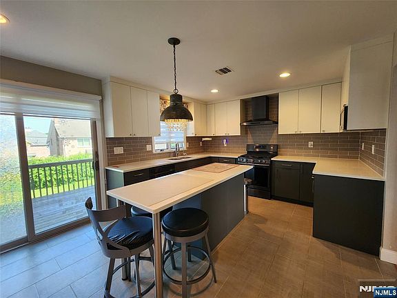 5th image of 2425 1st St