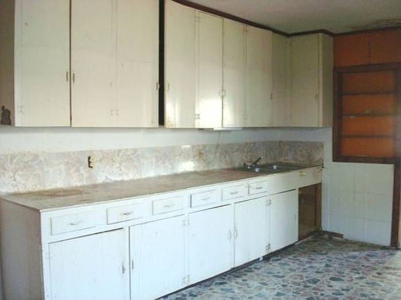 4th image of 2405 Cleo St